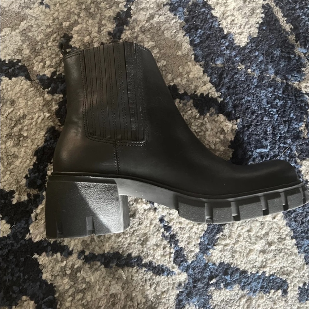 Steven madden size 7 Chelsea boots